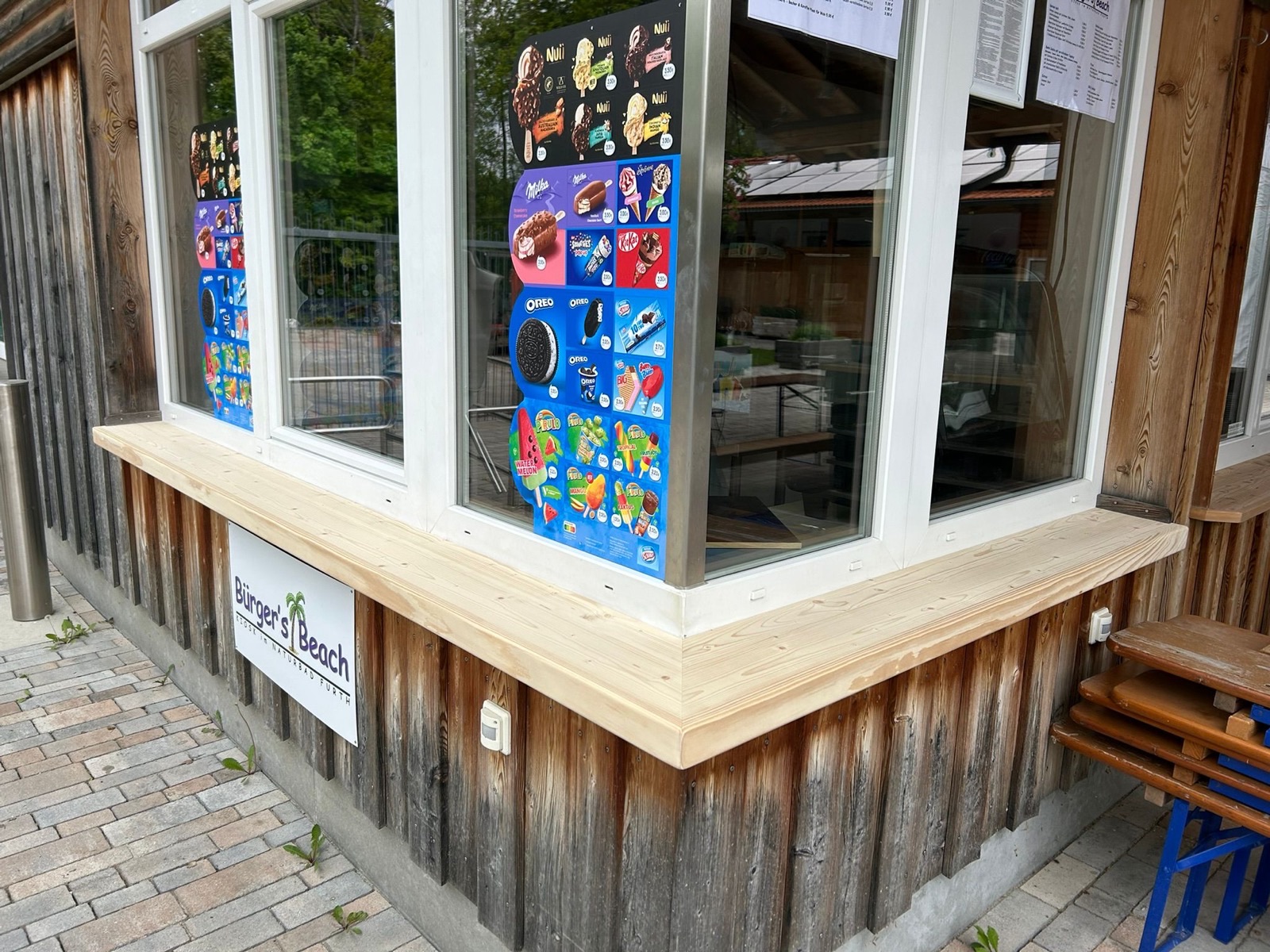 Kiosk-Fenster von Bürger's Beach am Naturbad Furth