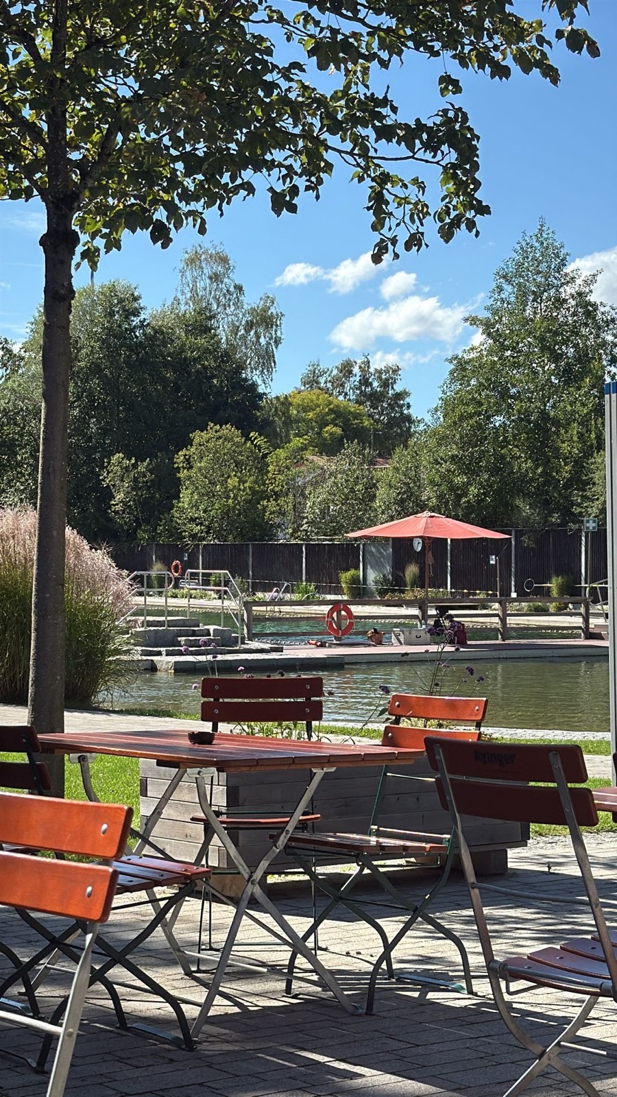 Blick vom Biergarten auf das Naturbad Furth